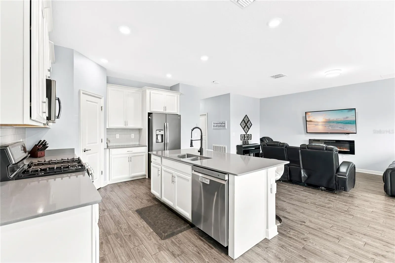 1047 OAK BLUFF DR
