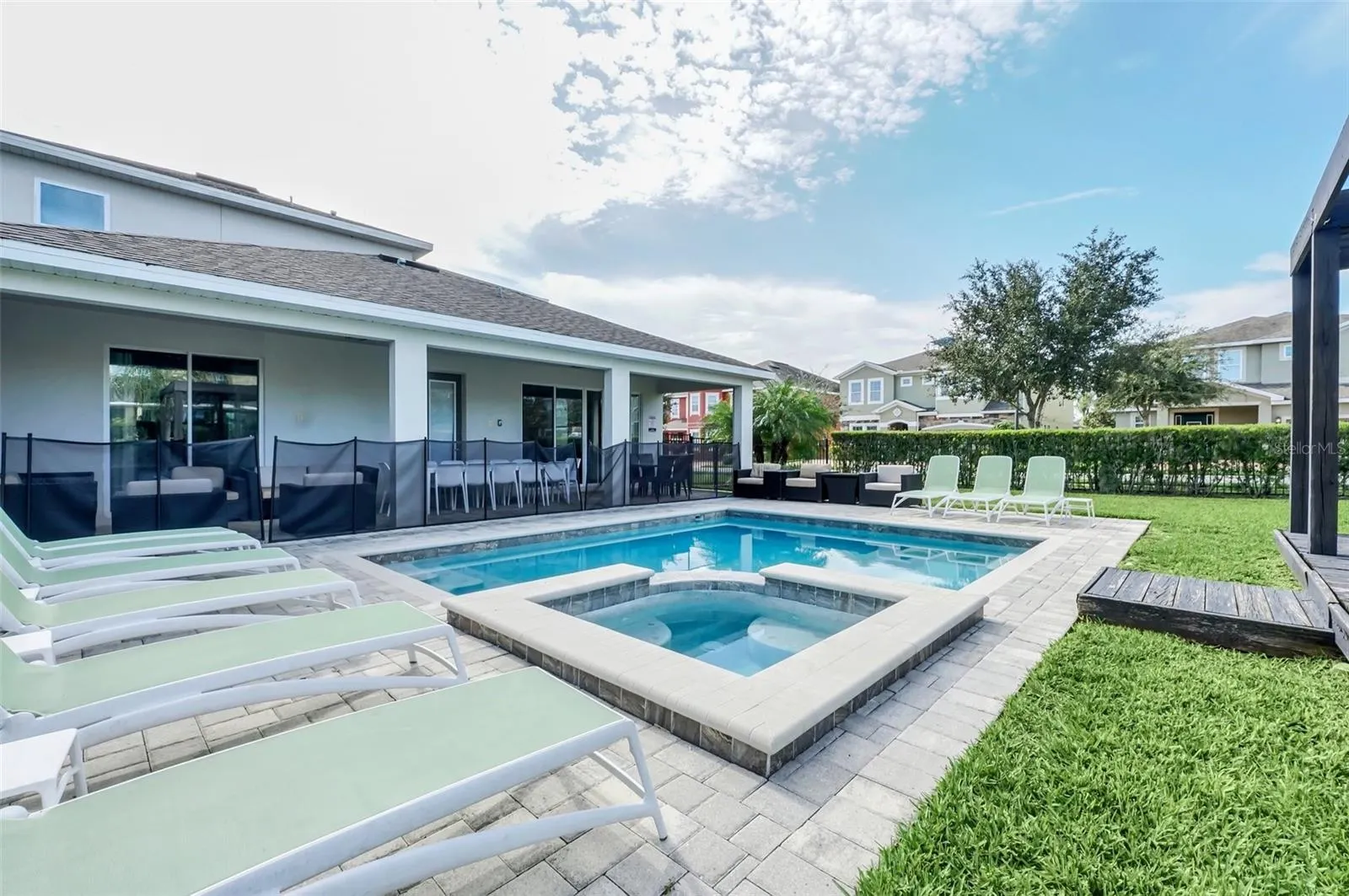 7607 MACKINAW LN
