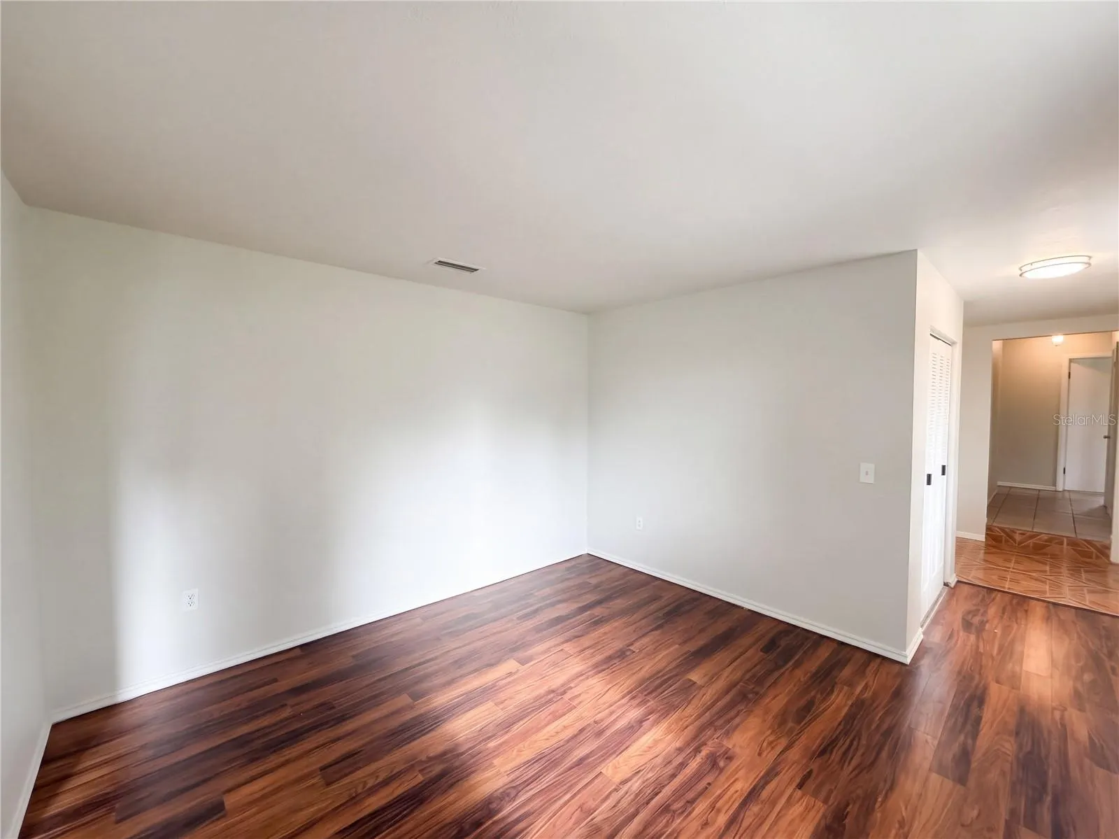 2303 S SWAN CT NE