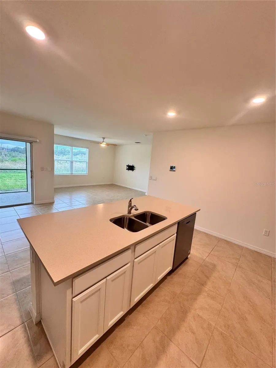 913 AMBLESIDE DR