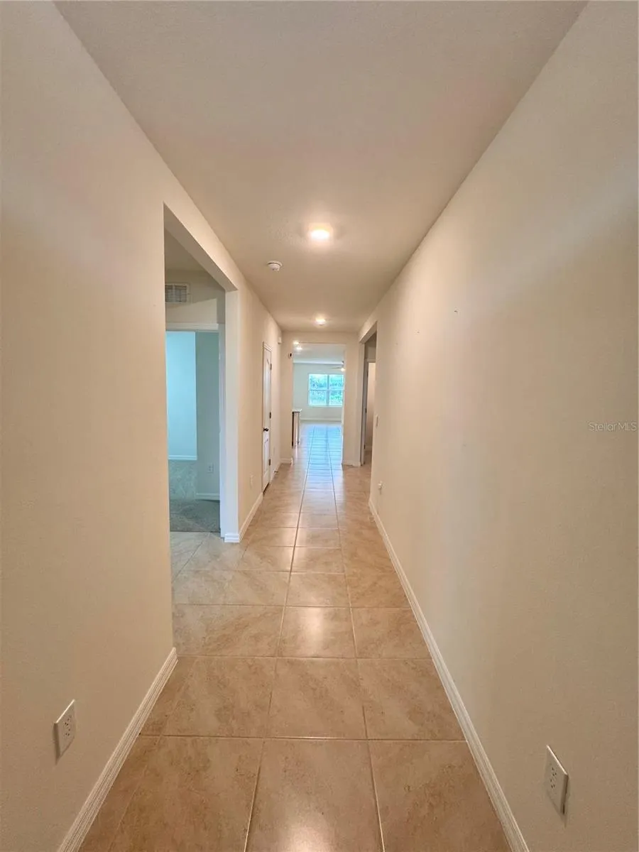 913 AMBLESIDE DR