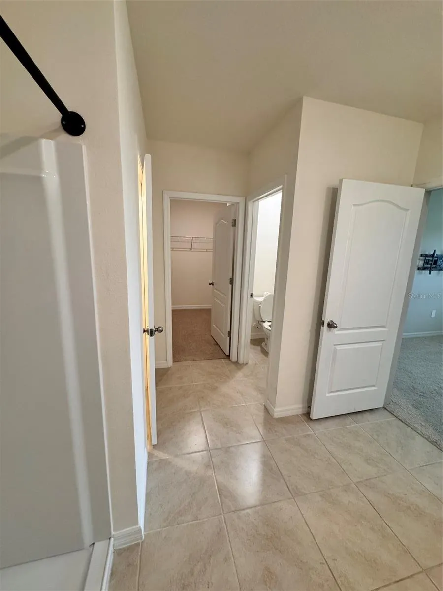 913 AMBLESIDE DR