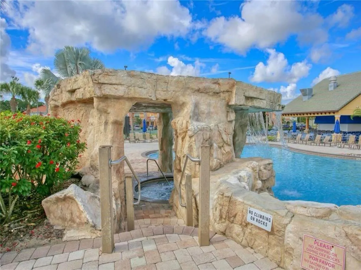 2967 BANANA PALM DR