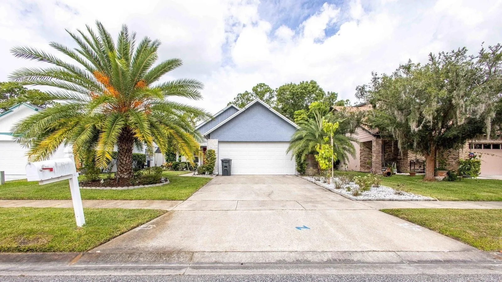 884 N LAKE STERLING CT