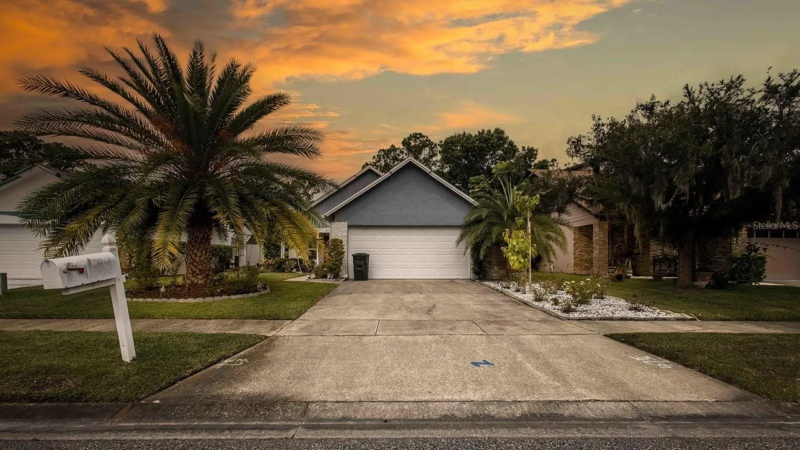 884 N LAKE STERLING CT