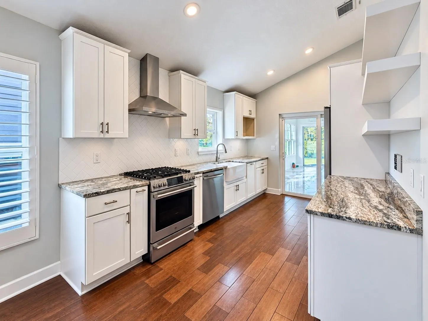 884 N LAKE STERLING CT