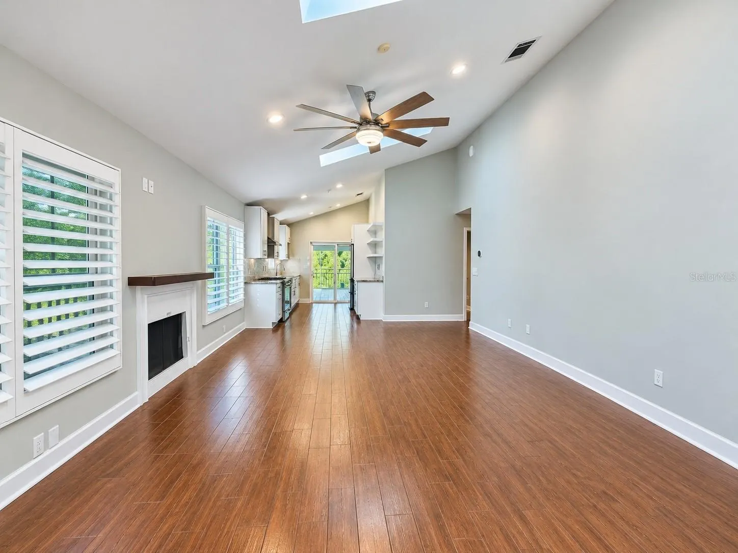 884 N LAKE STERLING CT