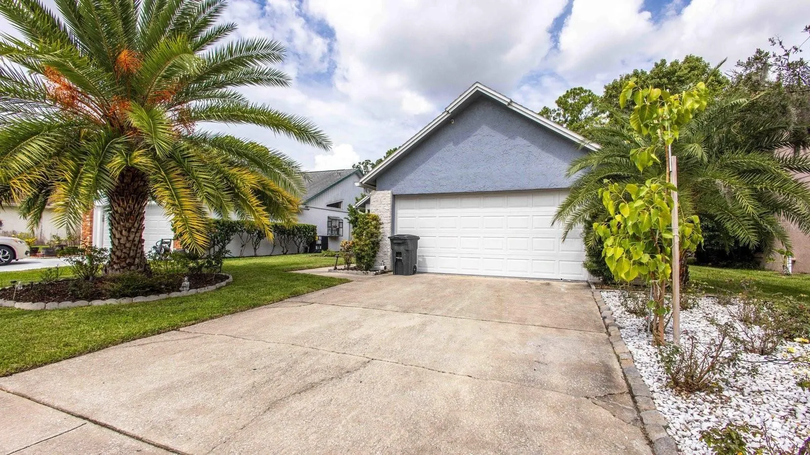 884 N LAKE STERLING CT