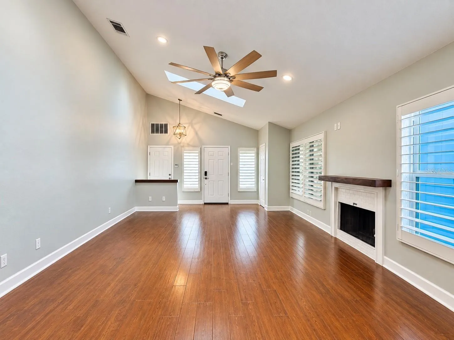 884 N LAKE STERLING CT