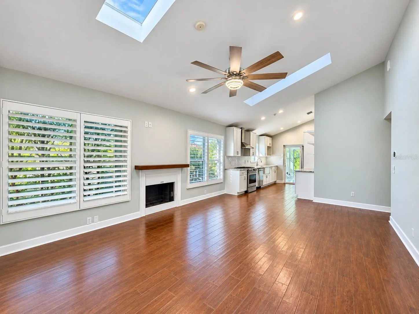884 N LAKE STERLING CT