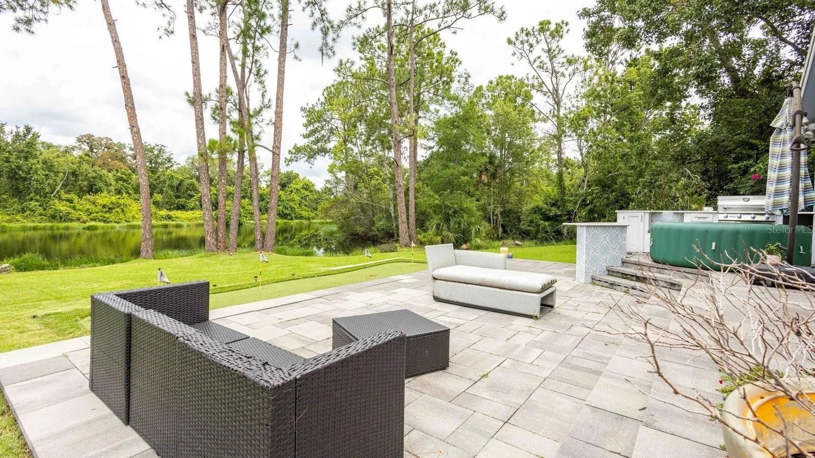 884 N LAKE STERLING CT