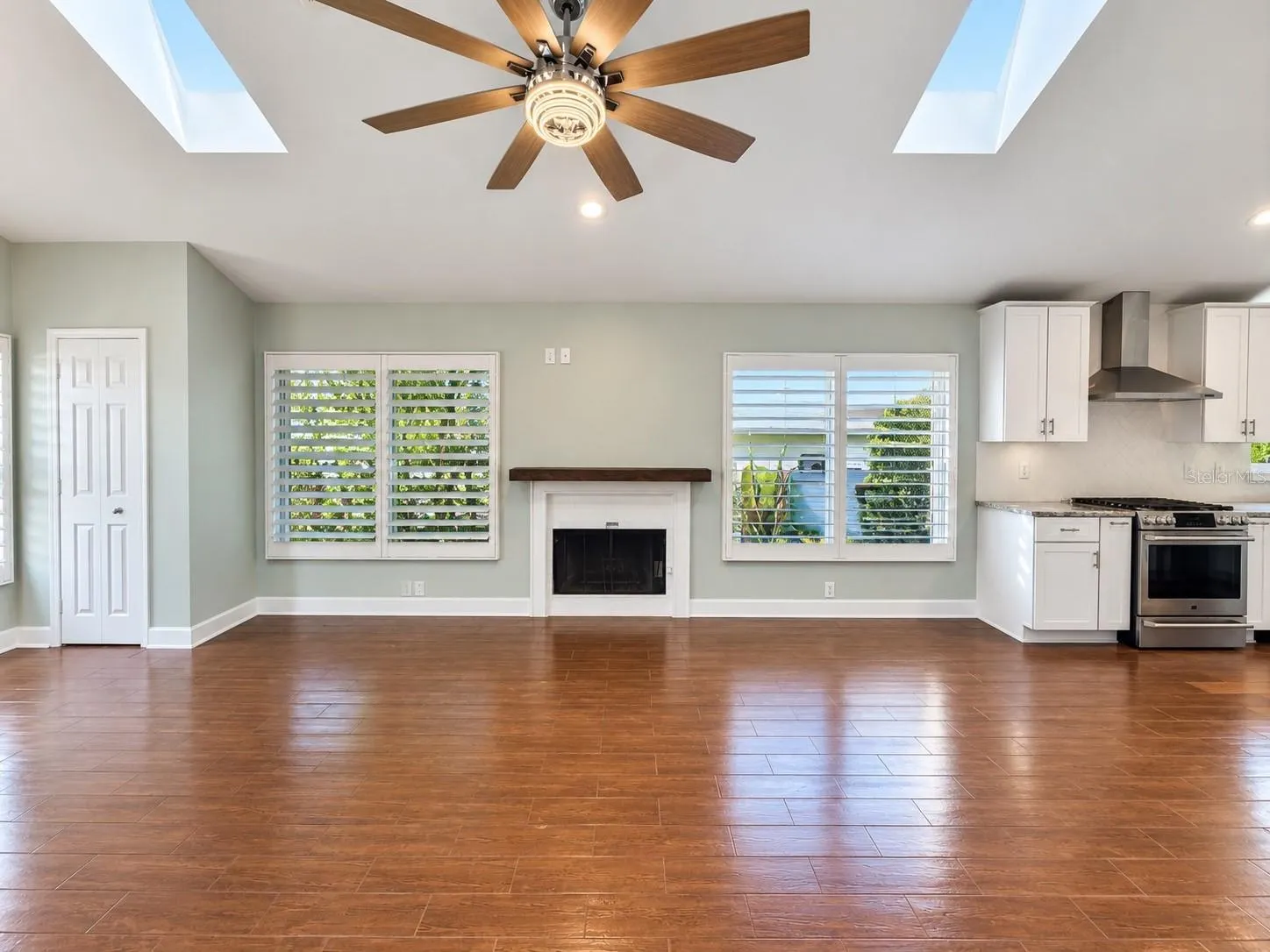 884 N LAKE STERLING CT