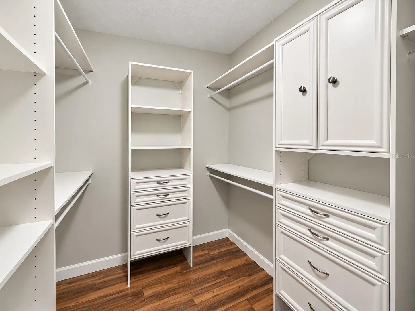 884 N LAKE STERLING CT