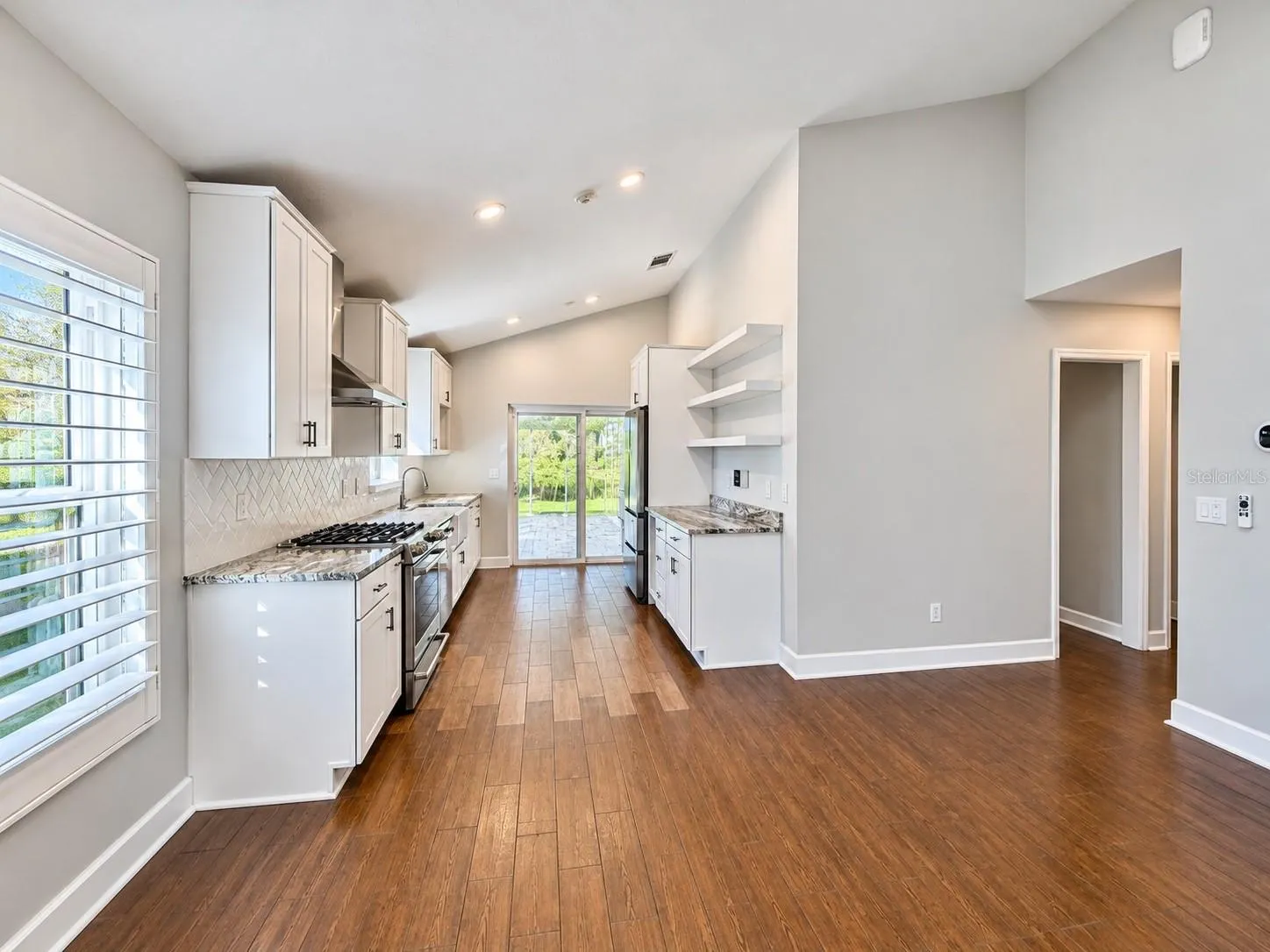 884 N LAKE STERLING CT