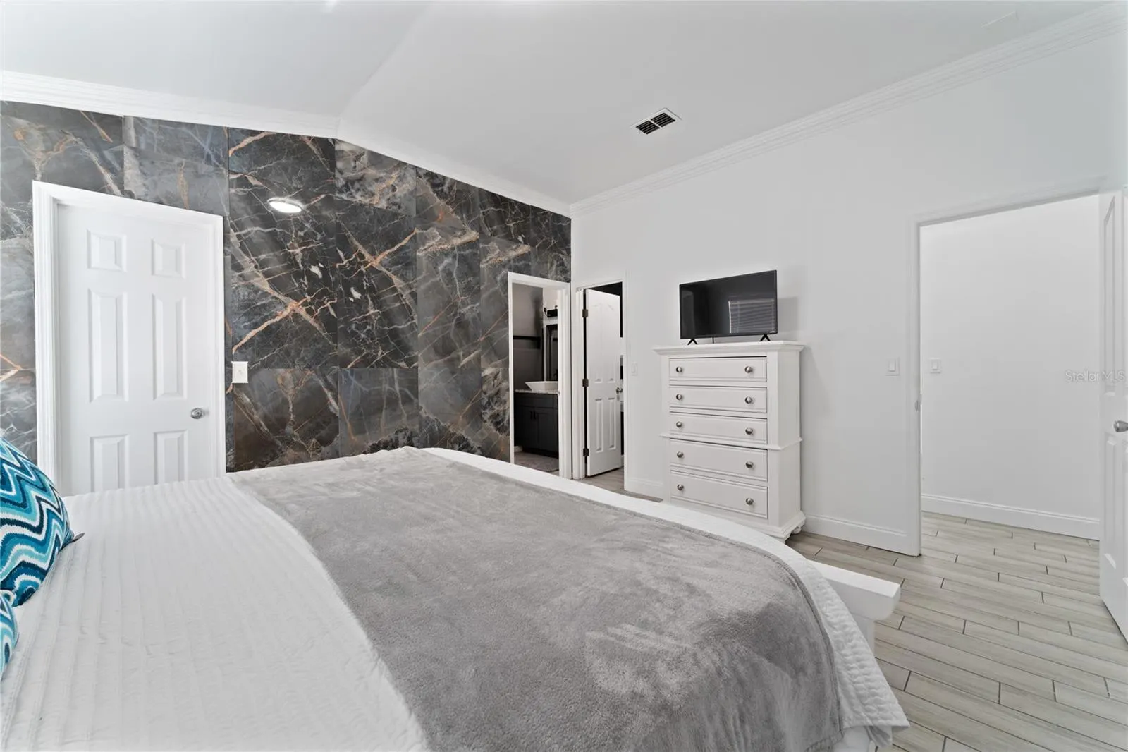 5565 LOMA VISTA LOOP