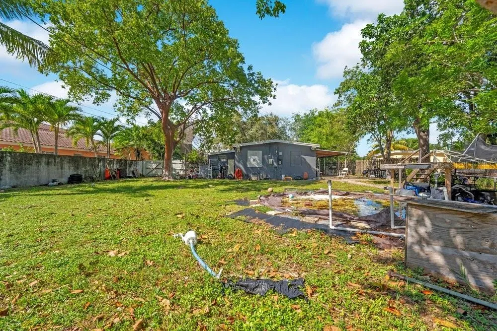 1530 NE 43RD CT