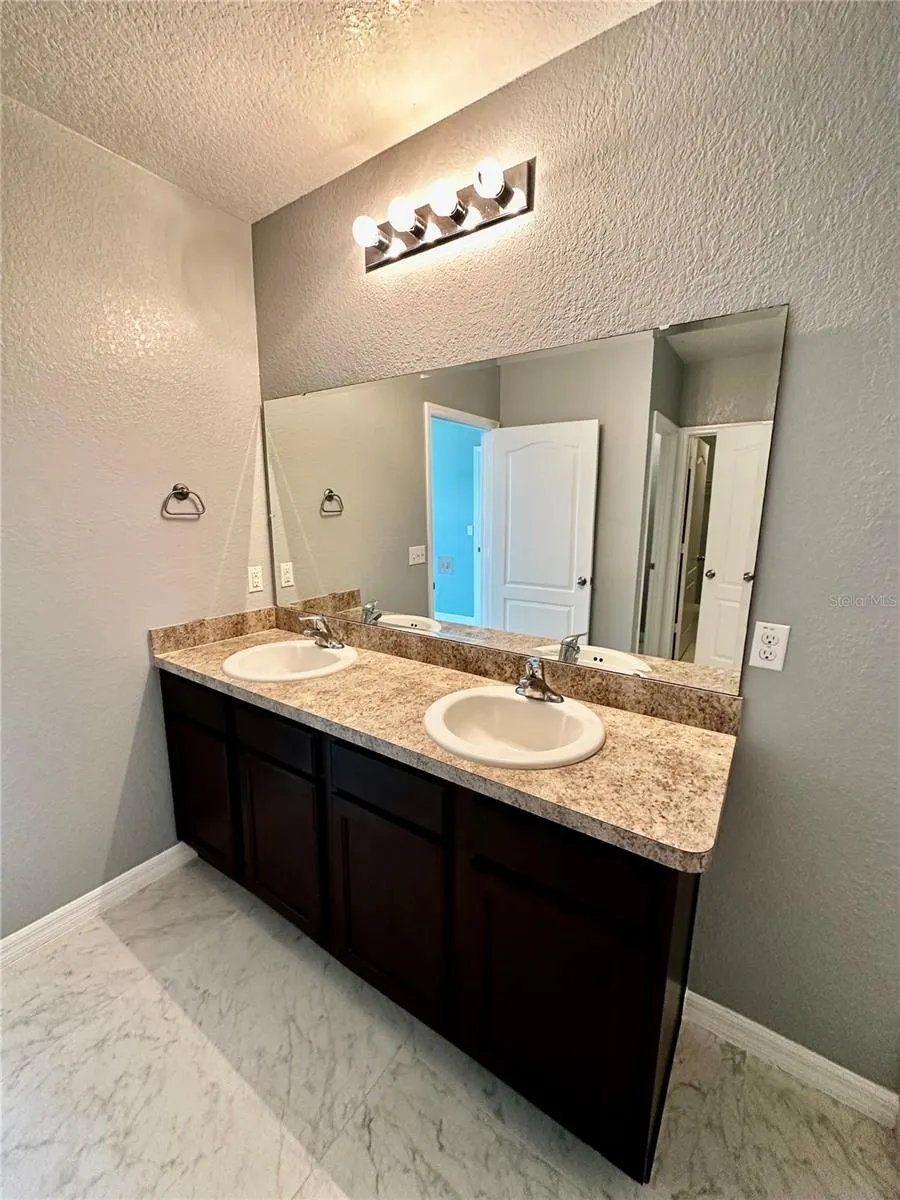1437 WALLACE MANOR PASS