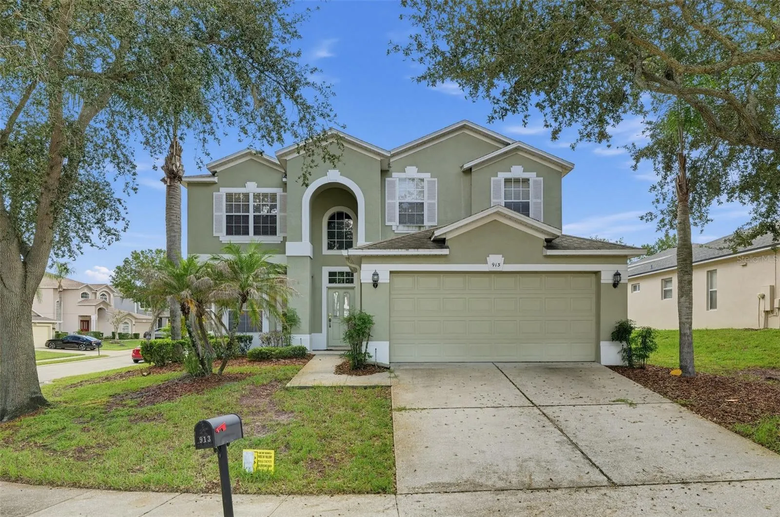 913 HENLEY CIR