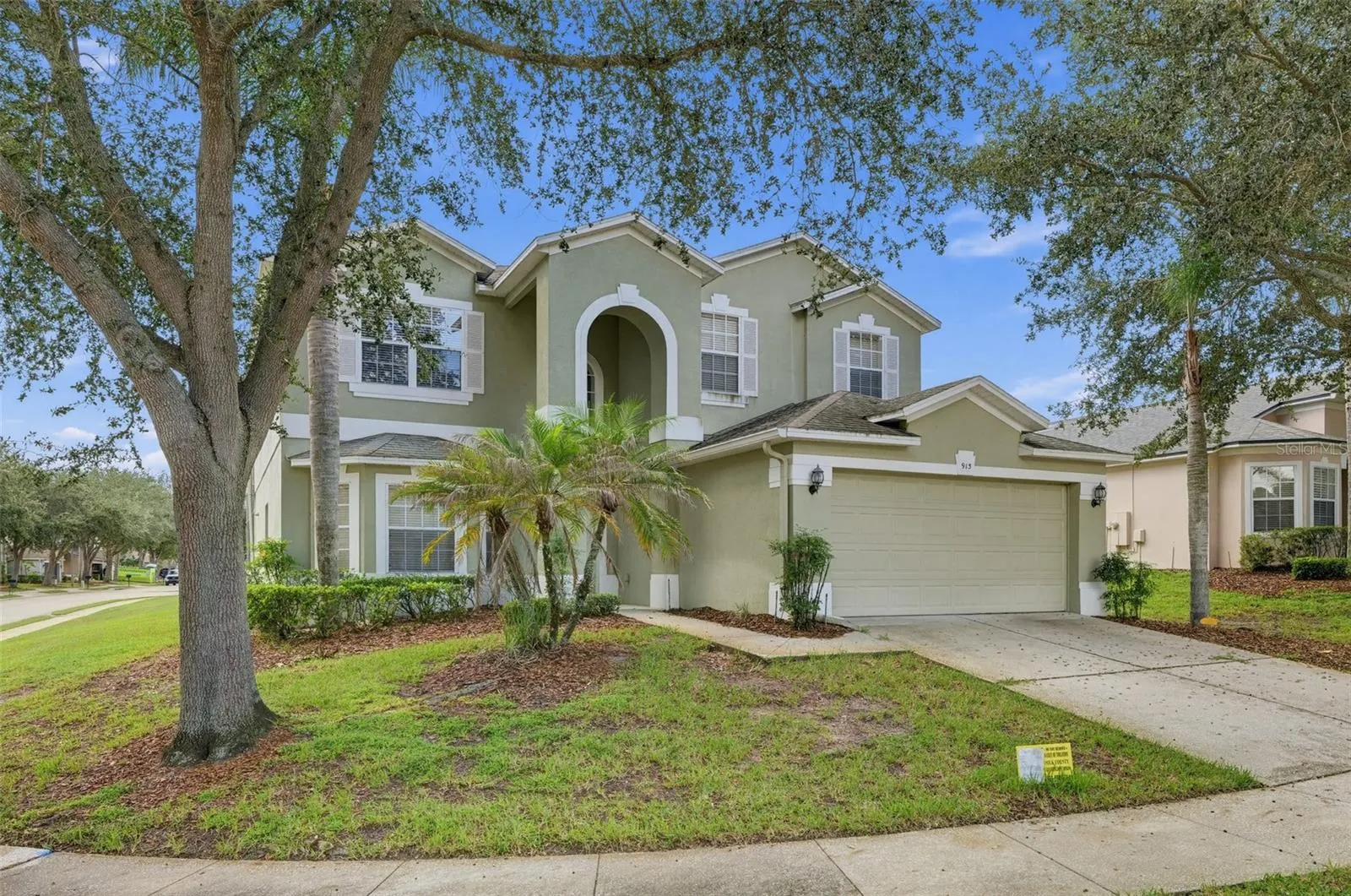 913 HENLEY CIR