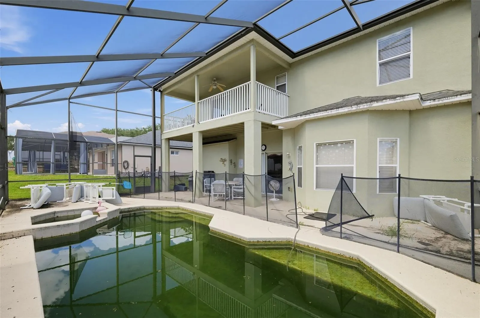 913 HENLEY CIR