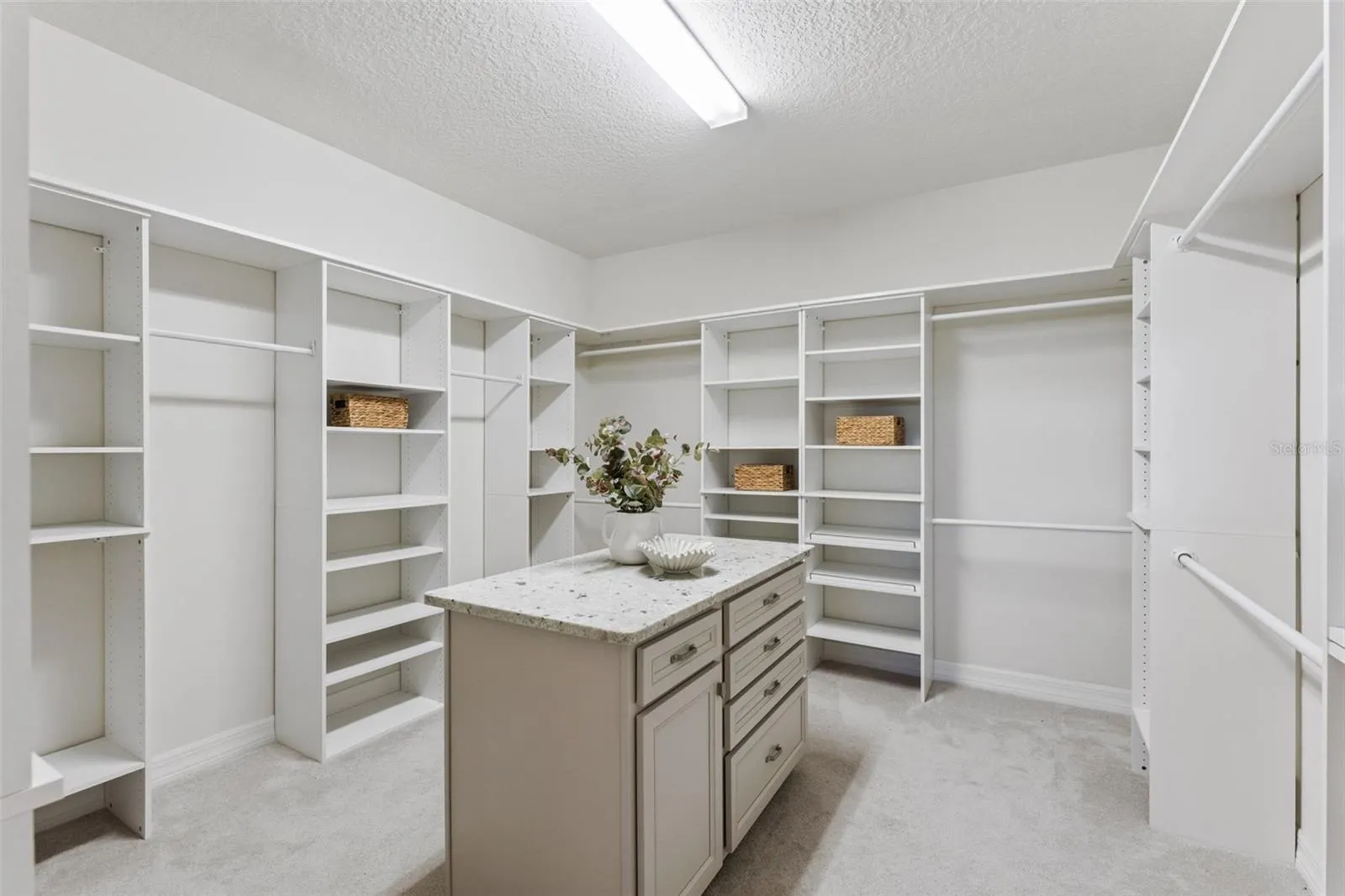 17537 LAGODA LN