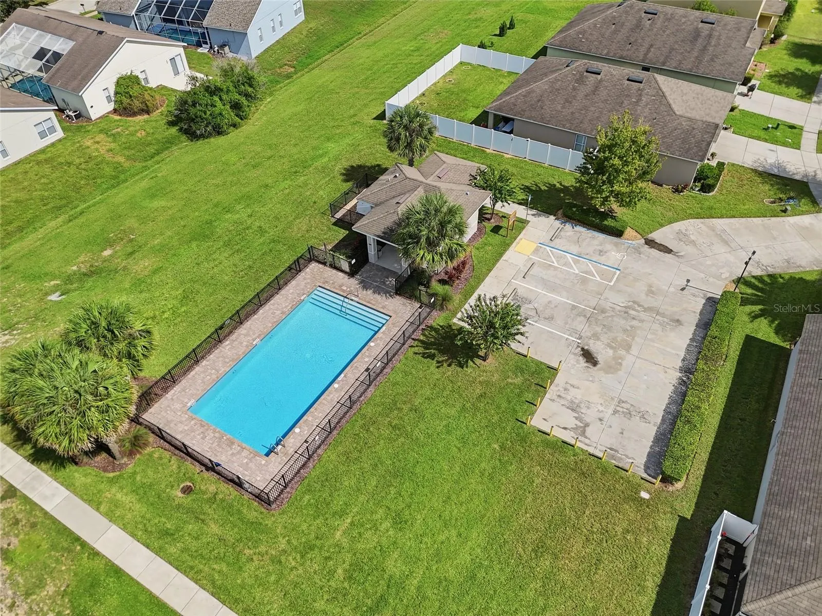320 ABERDEEN DR