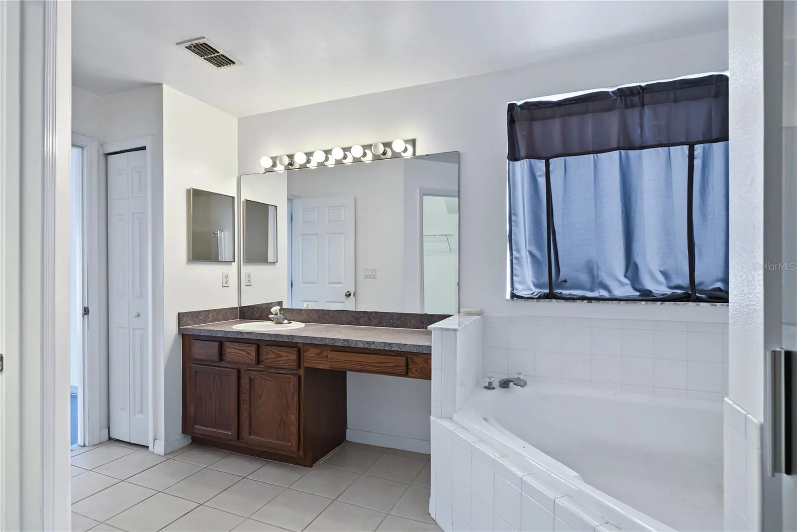 291 GROSVENOR LOOP