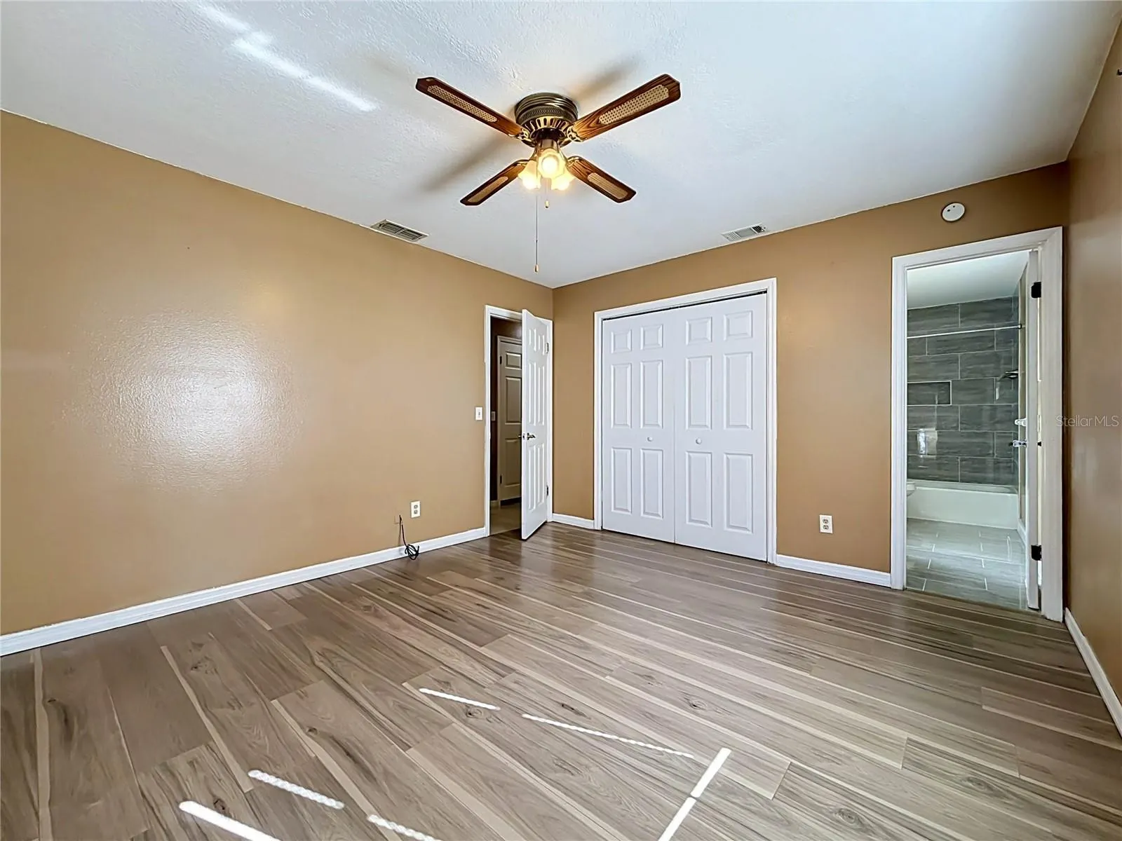 3427 LAKEVIEW DR