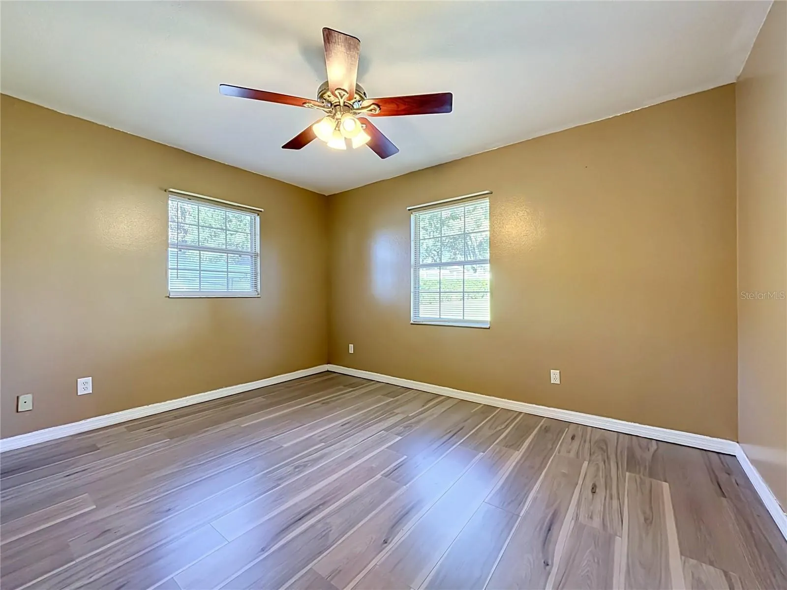 3427 LAKEVIEW DR