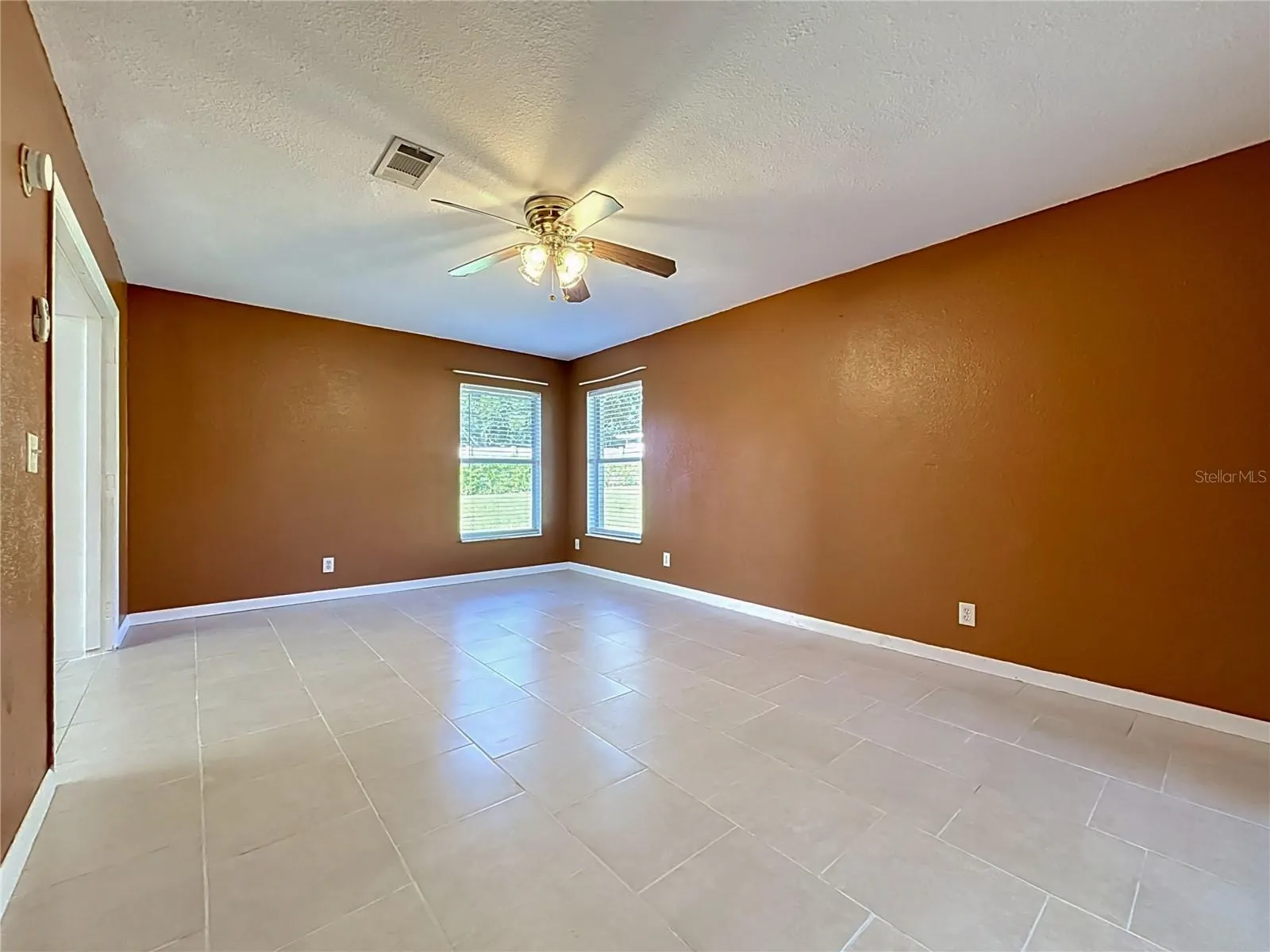 3427 LAKEVIEW DR
