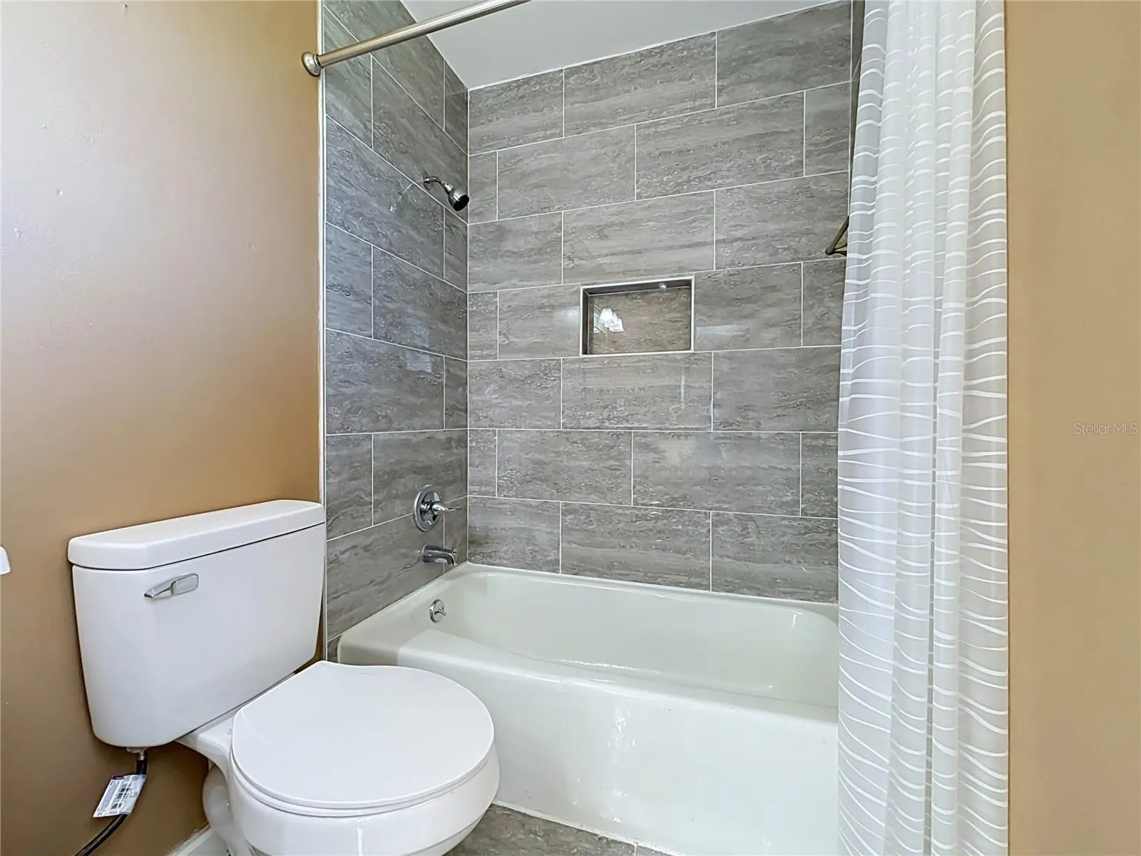 3427 LAKEVIEW DR