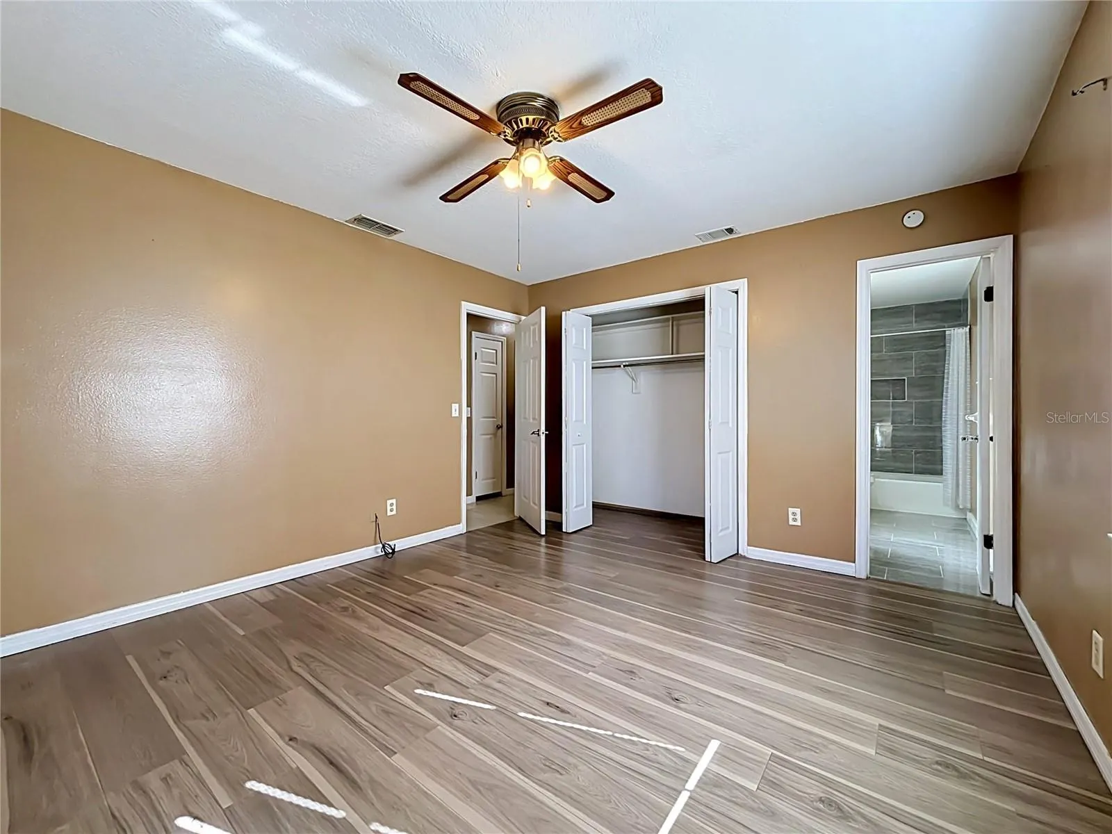 3427 LAKEVIEW DR