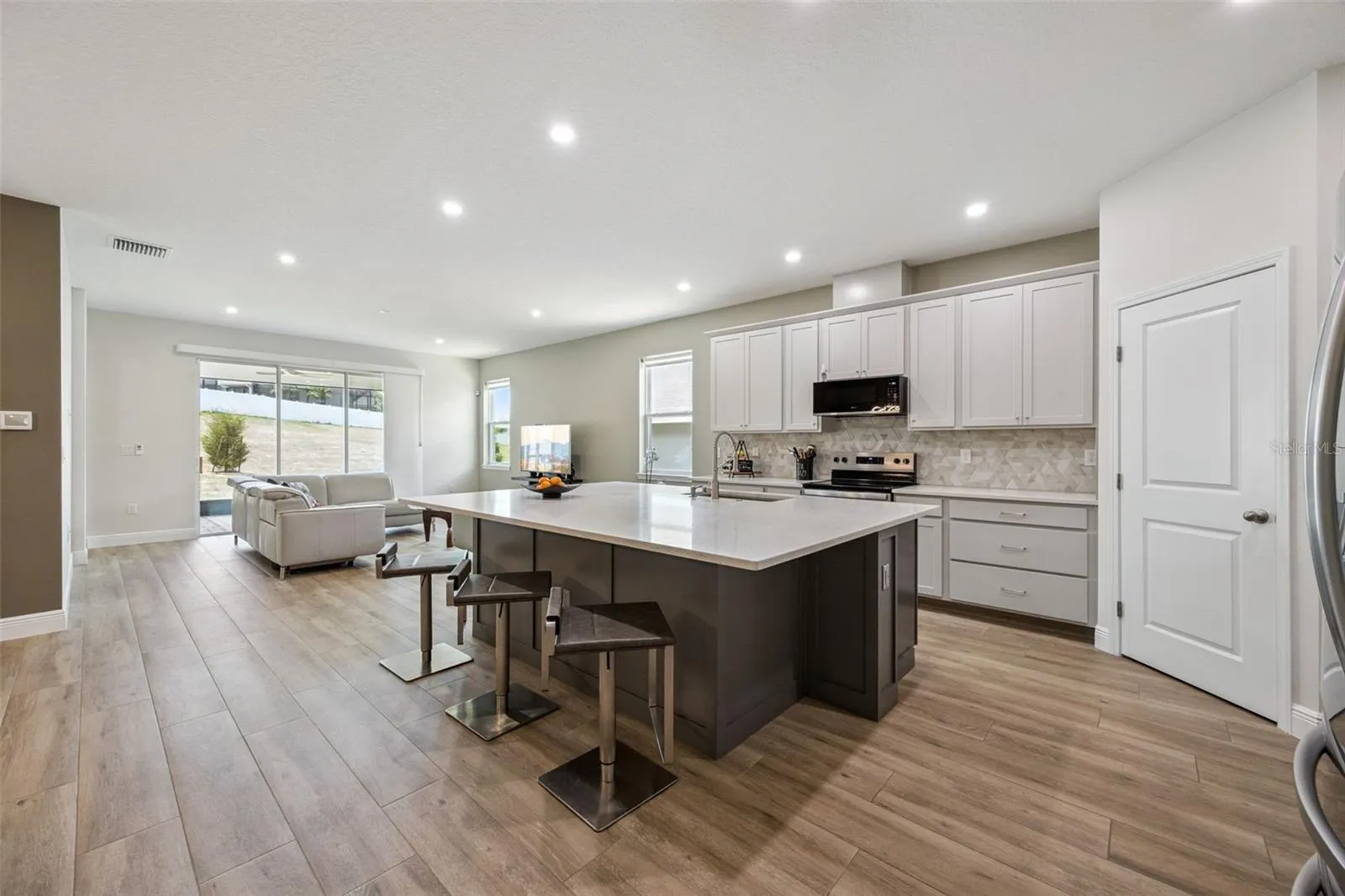2101 AXEL ST