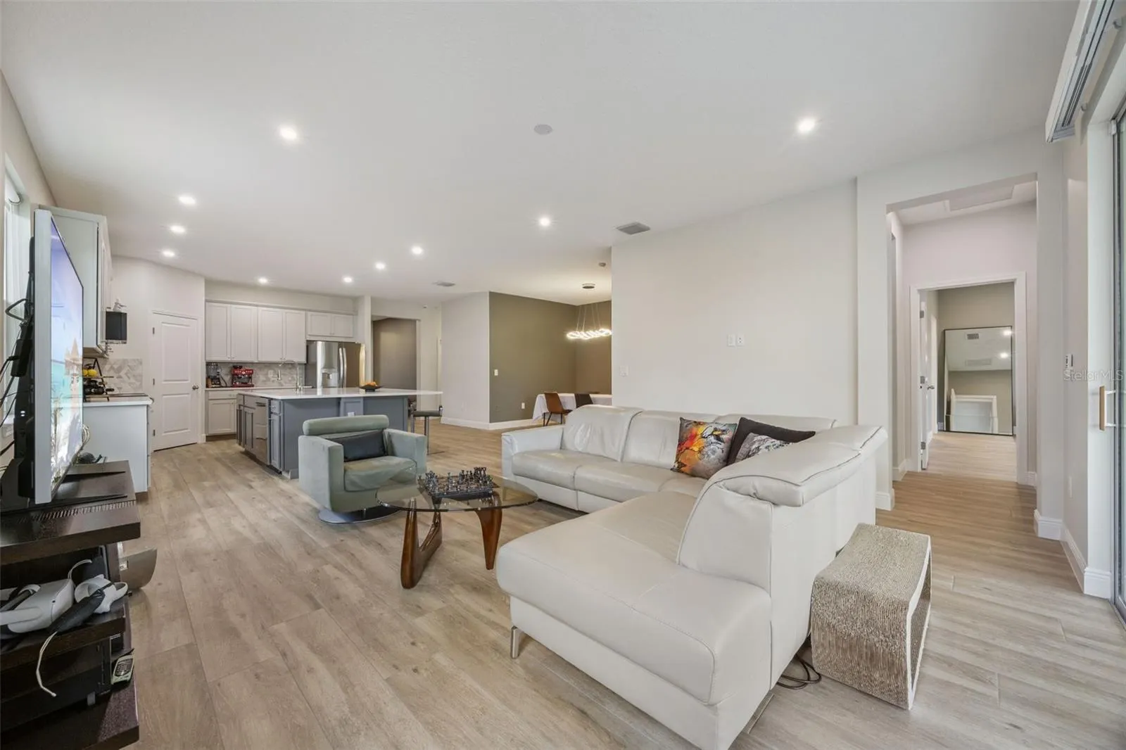 2101 AXEL ST