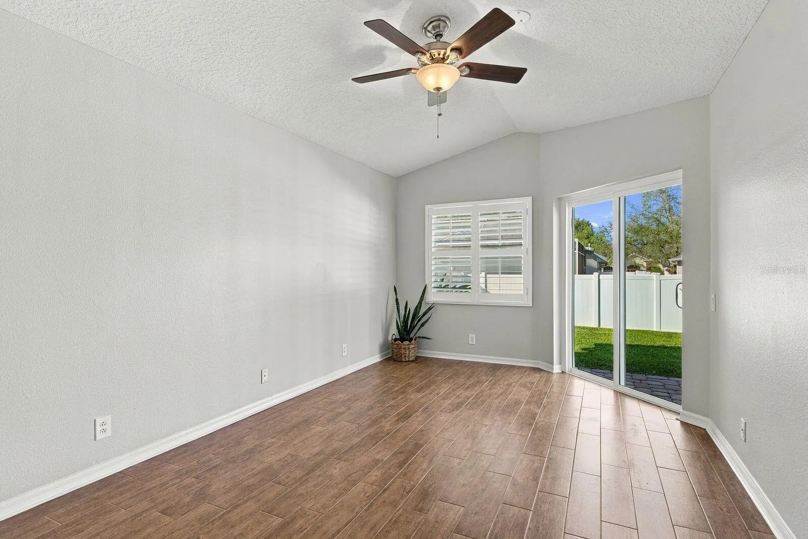 1261 SALT LAKE DR