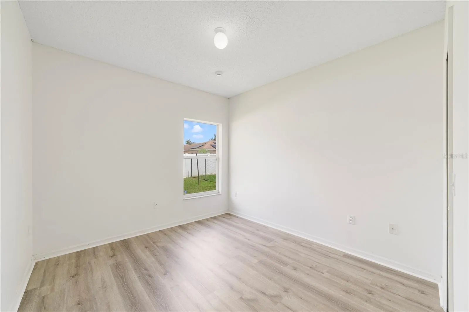 566 HUMMINGBIRD CT