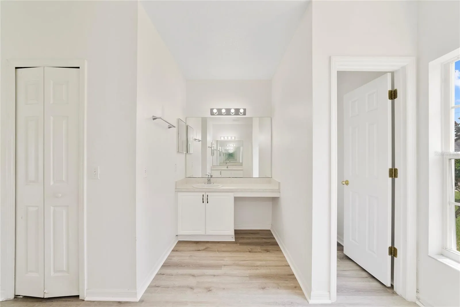 566 HUMMINGBIRD CT