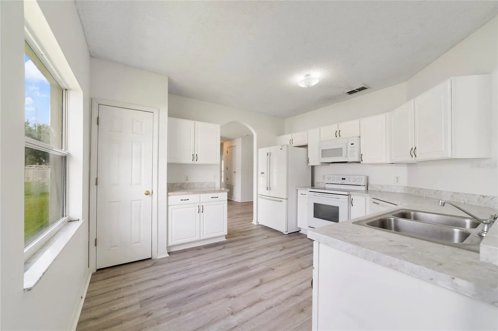 566 HUMMINGBIRD CT