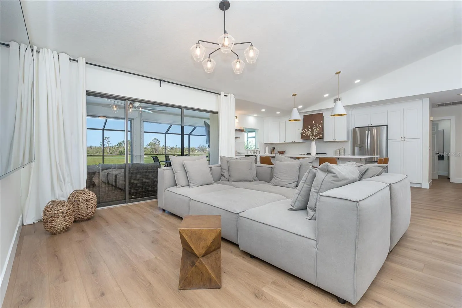 16 LEEWARD DR