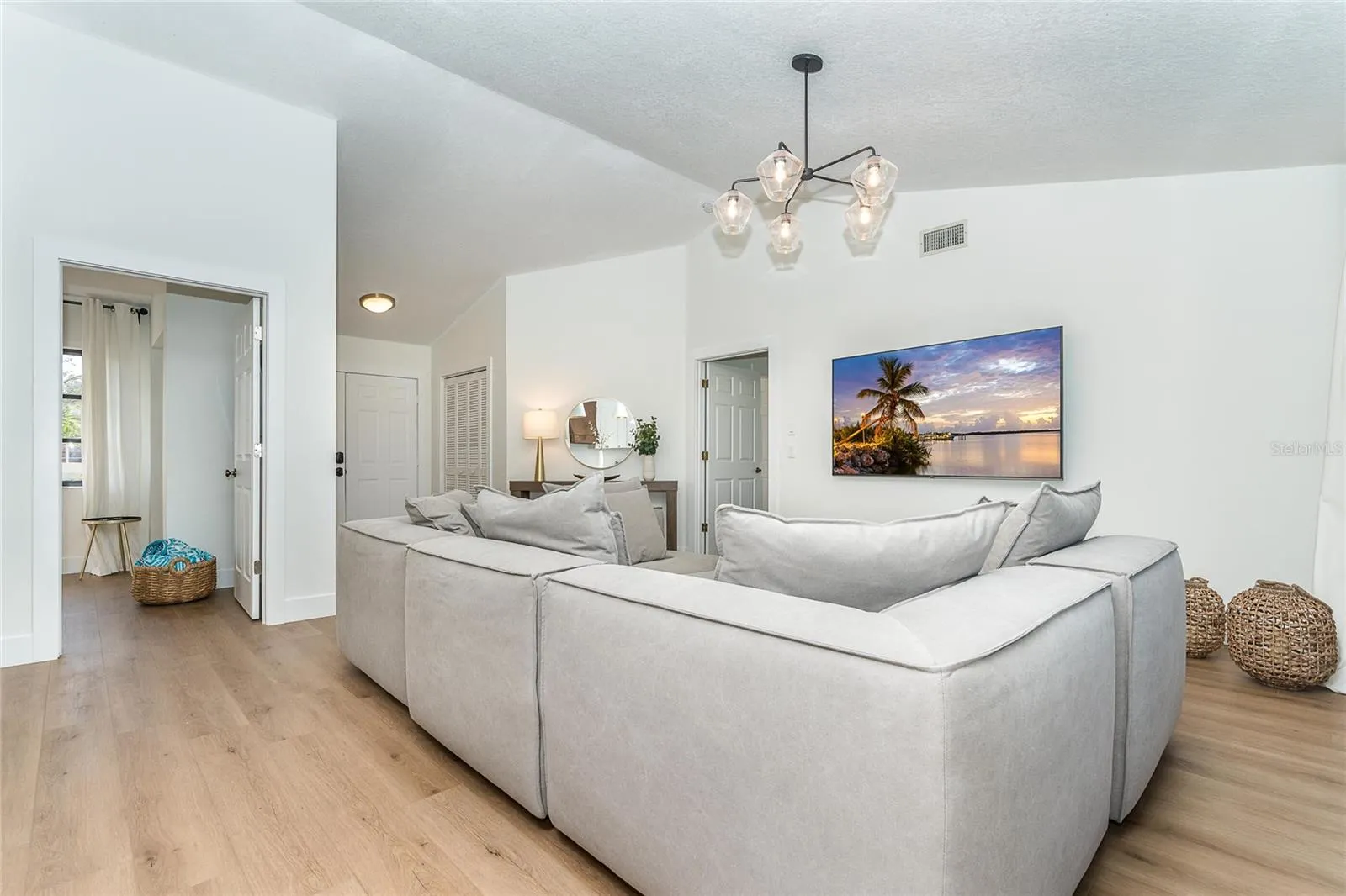 16 LEEWARD DR