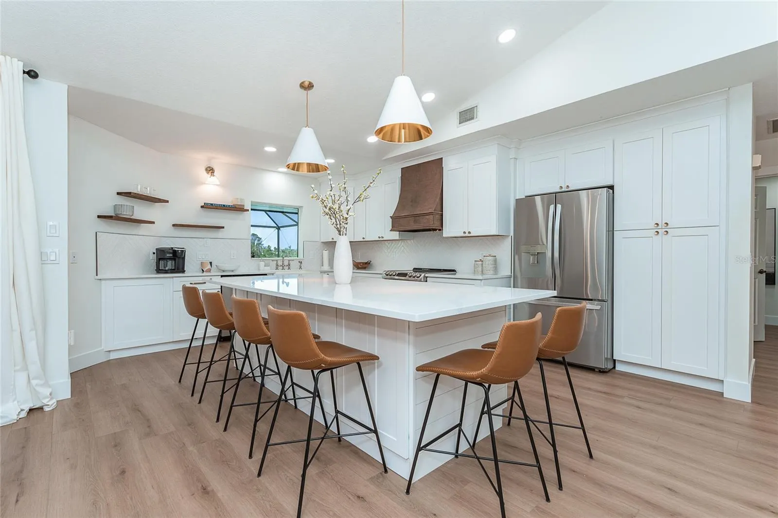 16 LEEWARD DR