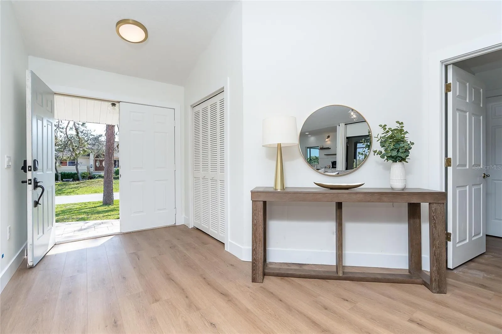 16 LEEWARD DR