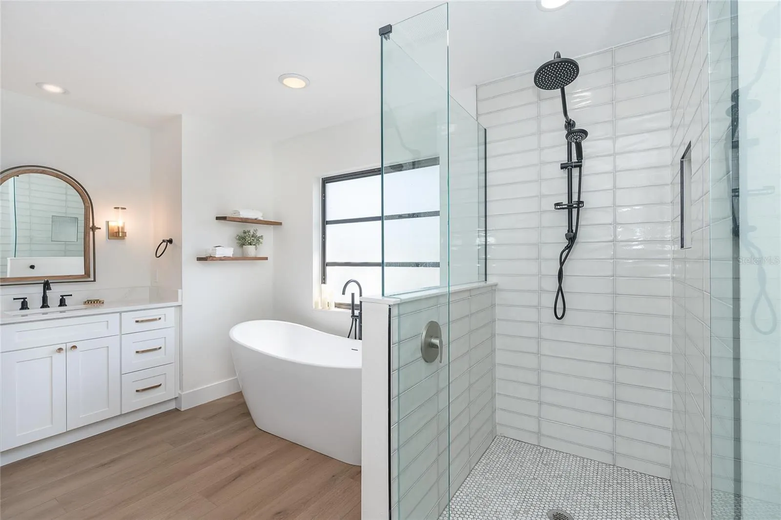 16 LEEWARD DR