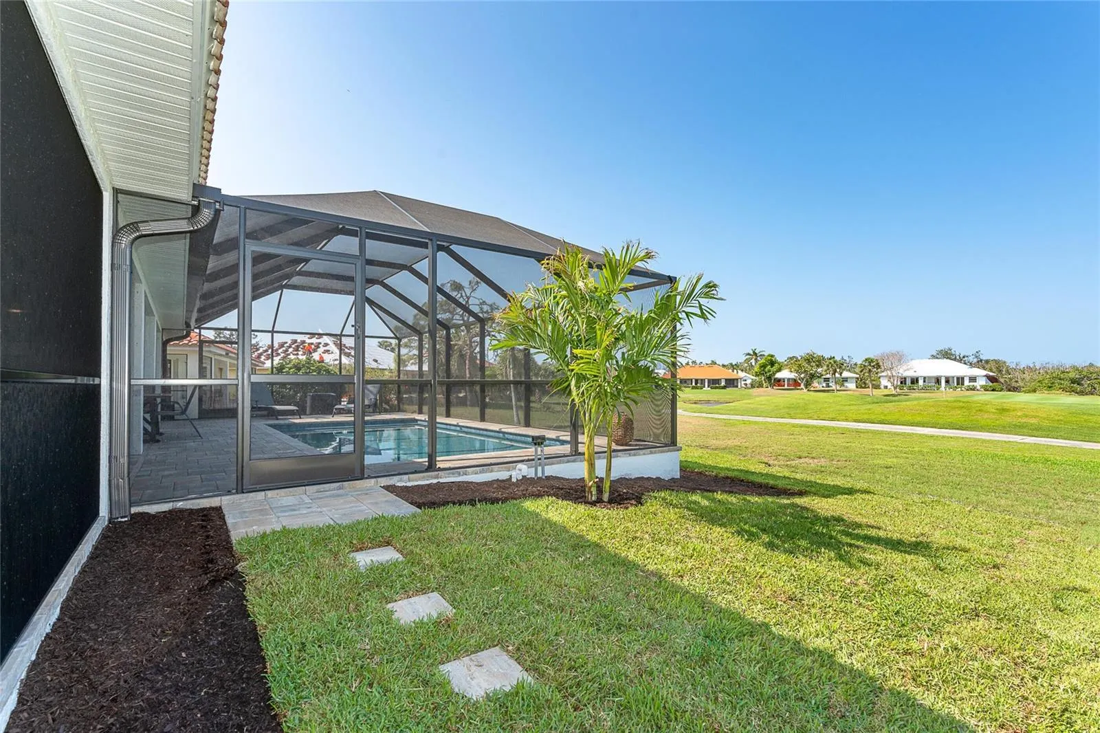 16 LEEWARD DR