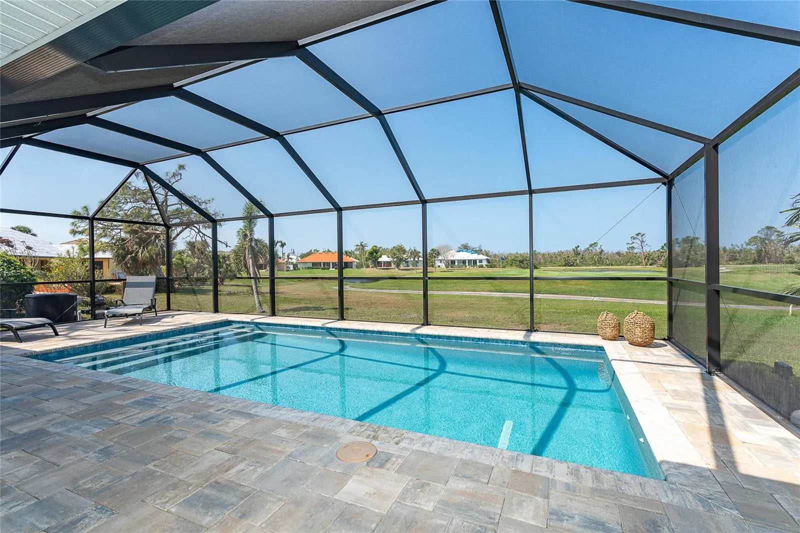 16 LEEWARD DR
