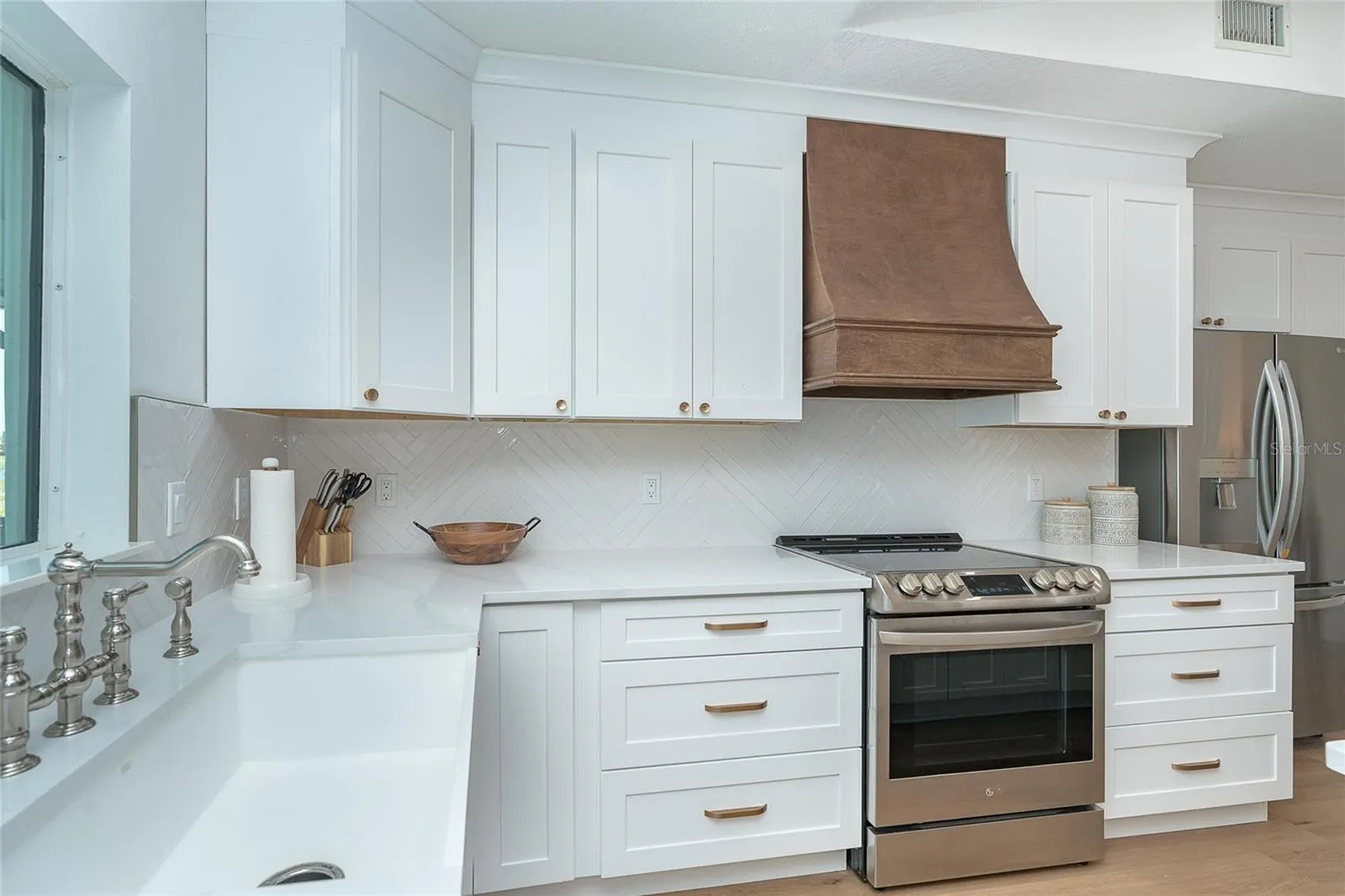 16 LEEWARD DR