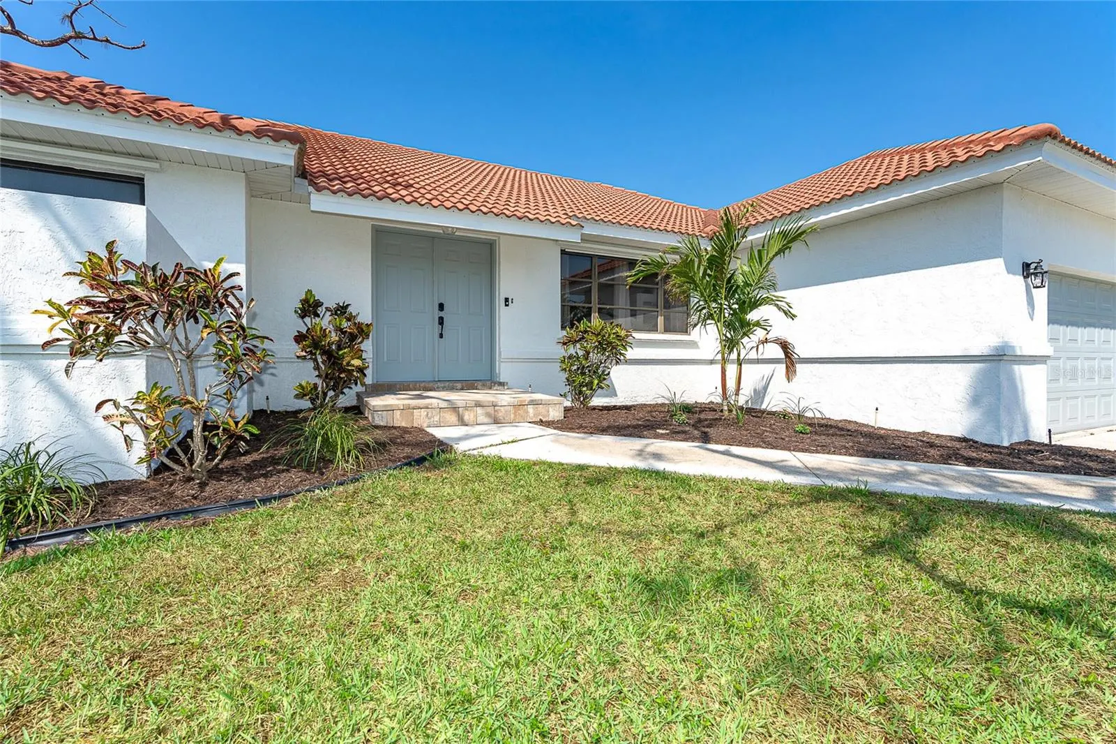 16 LEEWARD DR