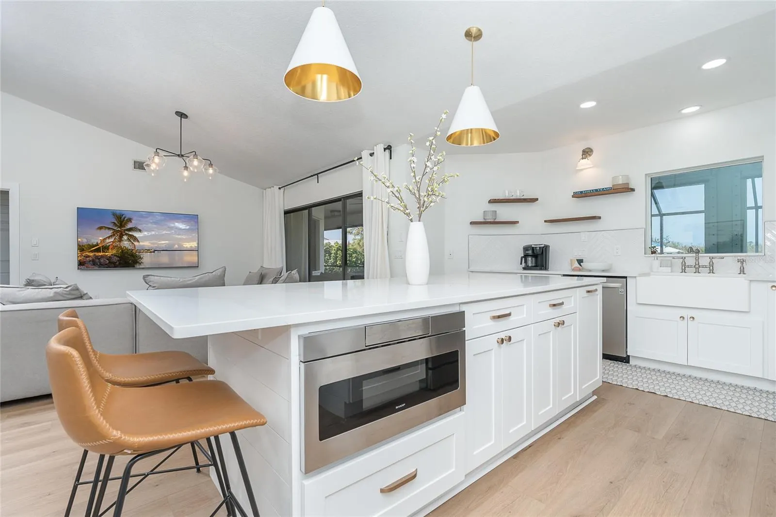 16 LEEWARD DR