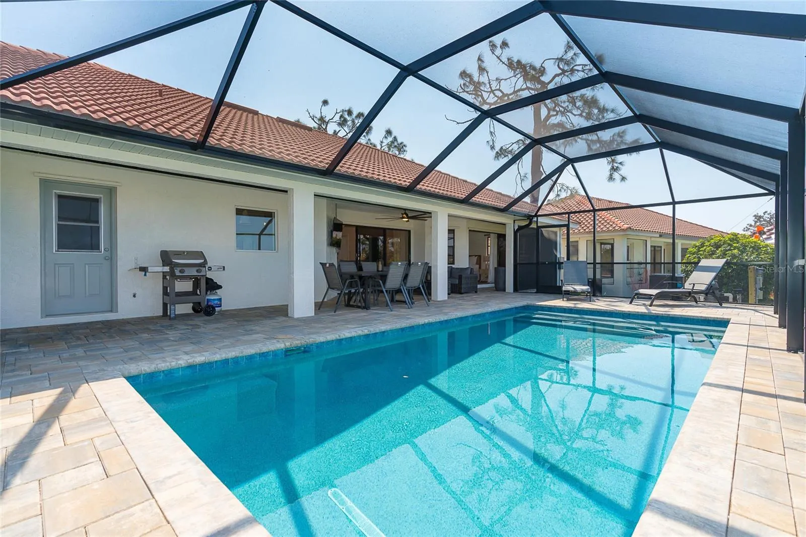 16 LEEWARD DR