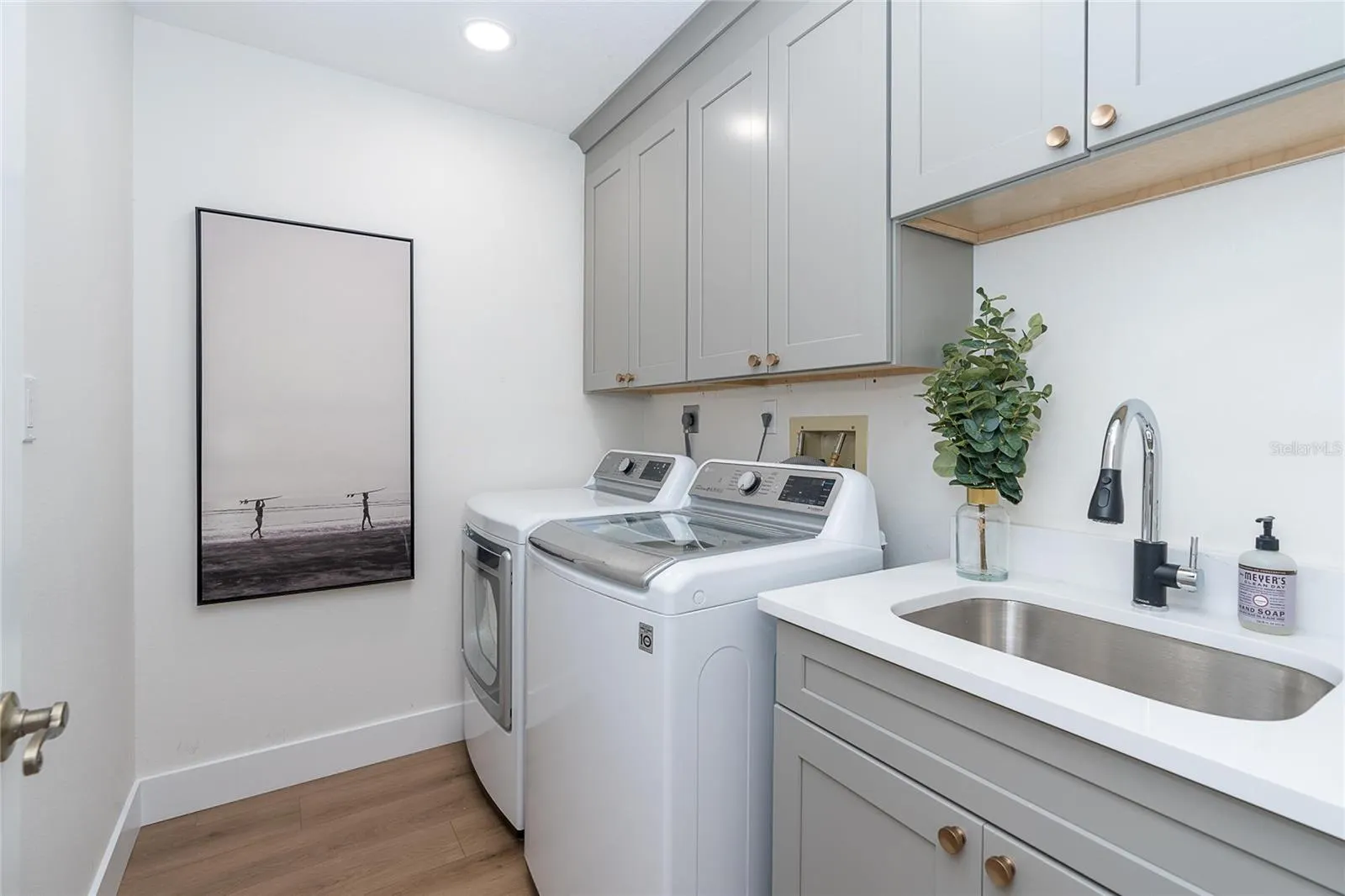 16 LEEWARD DR